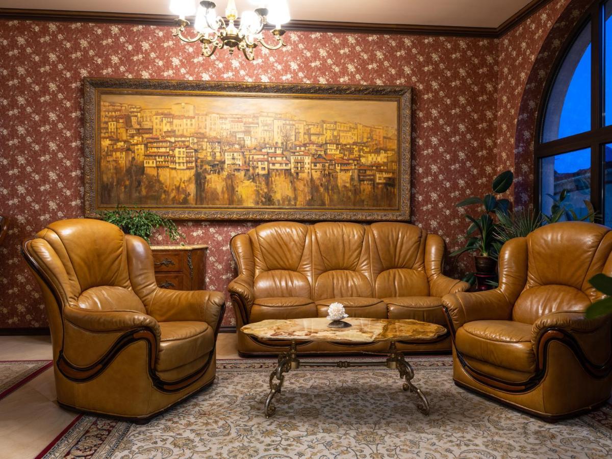 Real Hotel *