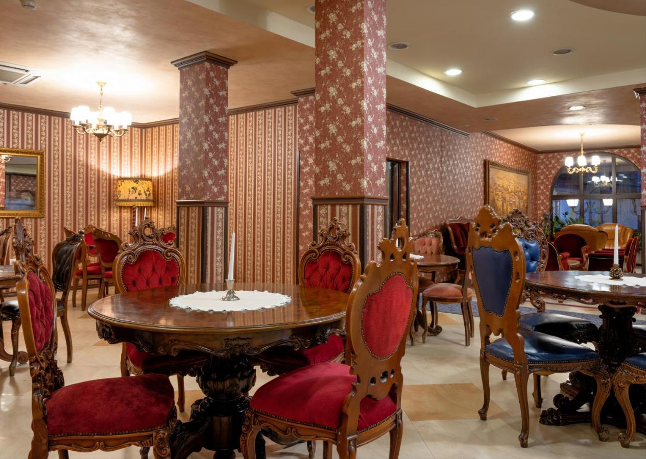 Real Hotel *